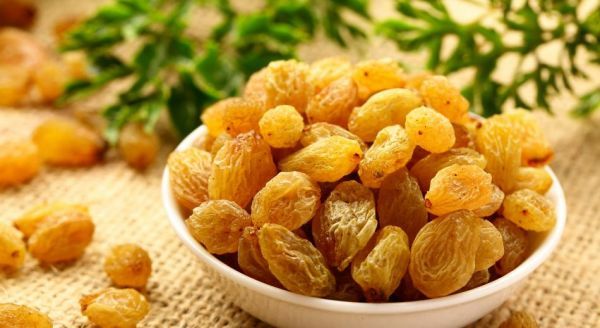 خبراء ينصحون بتناول الزبيب يومياً.. لماذا؟