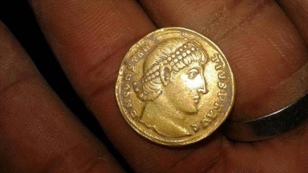 مواطنون يعثرون على عملات ذهبية "قديمة" جنوبي اليمن (صور)