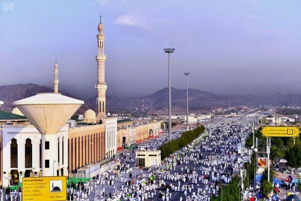 الحجاج يبدؤون الصعود إلى عرفات بعد المبيت في منى