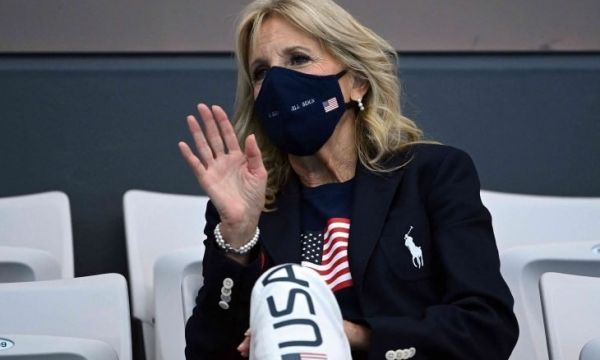 سيدة أمريكا الأولى تخضع لإجراء طبي “ناجح” في القدم بعد إصابتها بجرح غائر