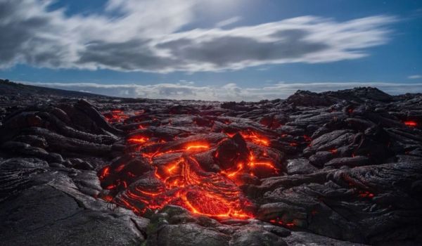 مصور عُماني يوثق الحمم البركانية في أكبر جزر هاواي بمشهد مهيب