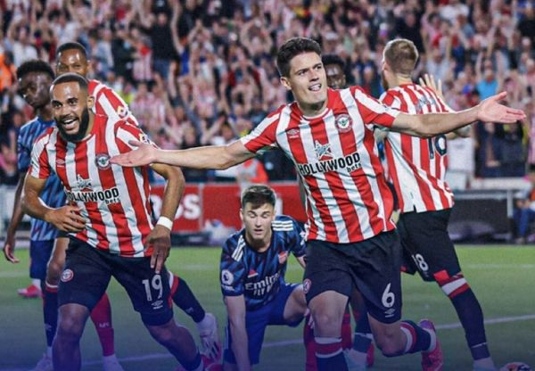 برينتفورد الصاعد حديثا يهزم أرسنال في افتتاح الدوري الإنجليزي