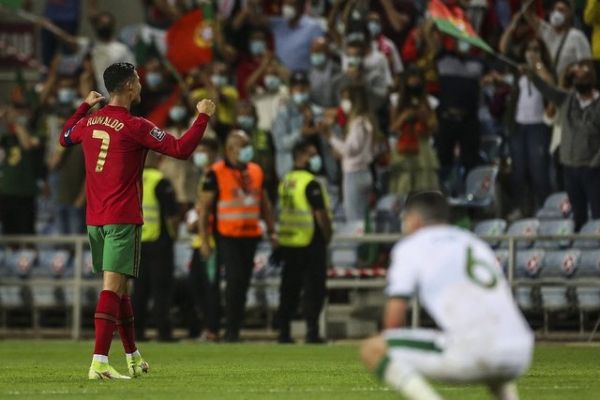 رونالدو يقود البرتغال لفوز مثير على إيرلندا في تصفيات كأس العالم