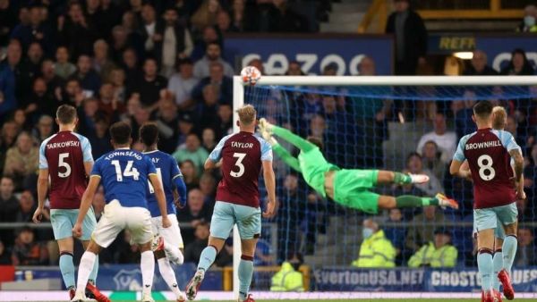 ست دقائق مجنونة تمنح الفوز لإيفرتون على بيرنلي في الدوري الإنجليزي