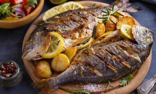 دراسة: تناول السمك والمكسرات يقوي الذاكرة