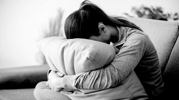 علماء يطورون جهازاً يعالج الاكتئاب عن طريق غرسه في "الجمجمة"