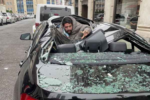 أميركي حاول الانتحار من الطابق التاسع وأنقذته سيارة فاخرة