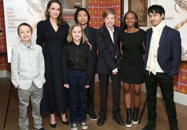 أنجلينا جولي تحرم أولادها من الميراث لرفضهم انفصالها عن براد بيت