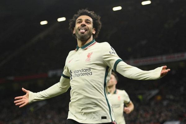 صلاح يقود ليفربول لفوز تاريخي على مانشستر يونايتد في الدوري الإنجليزي