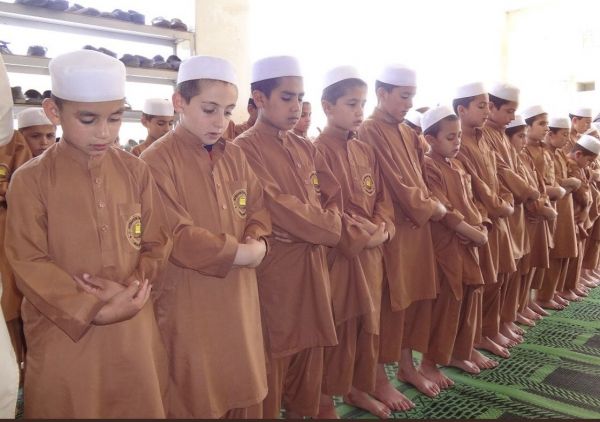 أفغان يعرضون أطفالهم للبيع بسبب الفقر