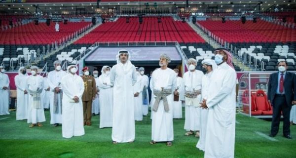سلطان عمان يطلع على تجهيزات قطر لمونديال 2022