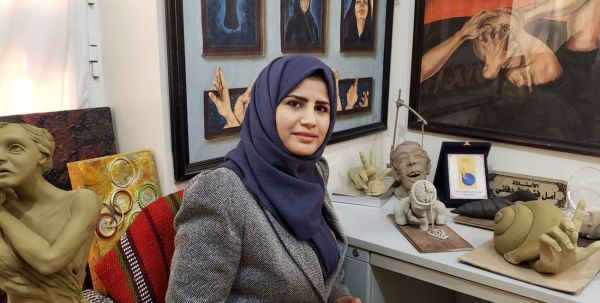 أمل فضل .. فنانة تشكل من الطين لوحات جمالية عن قضايا اليمن