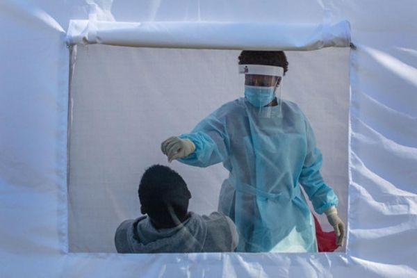 الصحة العالمية تحث على توخي الحذر بشأن حظر السفر المرتبط بمتغير كوفيد-19 الجديد