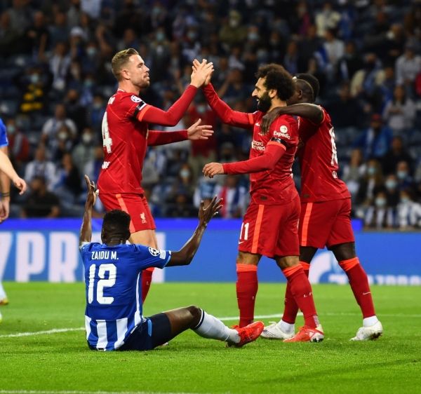 صلاح يقود ليفربول للفوز على إيفرتون وتشيلسي يهزم واتفورد في الدوري الإنجليزي