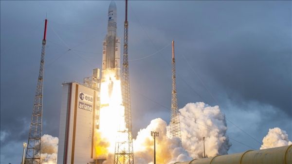 ناسا تطلق أكبر تلسكوب في العالم لرصد الضوء في الكون