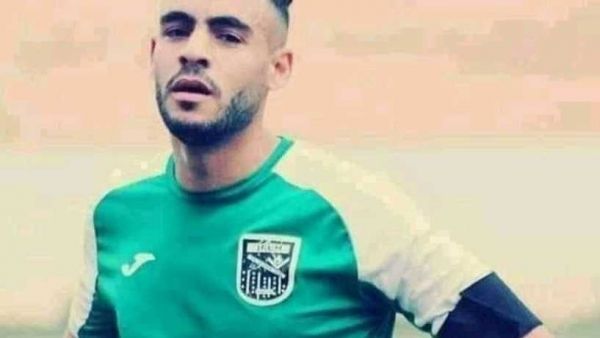 وفاة لاعب جزائري بسكتة قلبية في مباراة كرة القدم