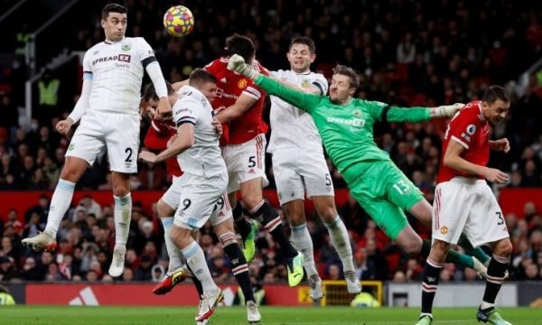 مانشستر يونايتد يصالح جماهيره بثلاثية في بيرنلي بالدوري الإنجليزي