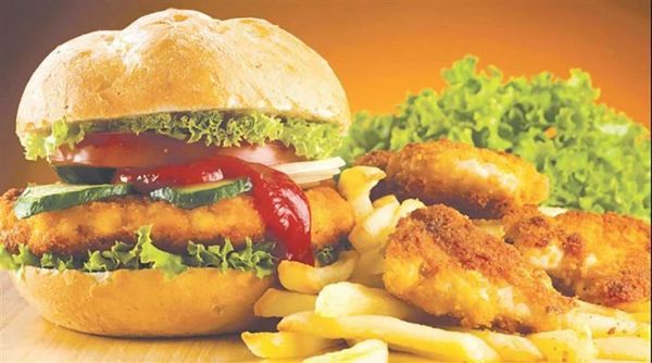 باحثون: الوجبات السريعة سبب تفشي أمراض المناعة الذاتية