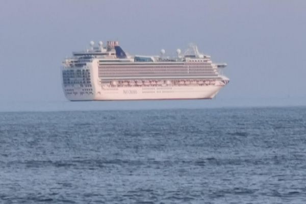 ظاهرة نادرة.. سفن "تظهر بشكل مقلوب" في خليج السويس