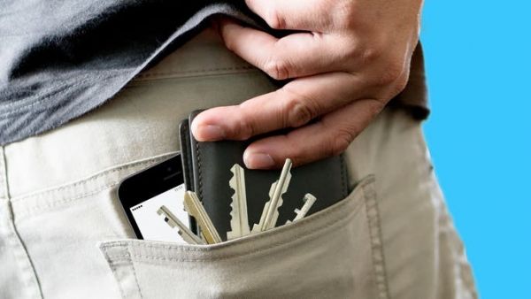 لهذا السبب.. لا تضع محفظة النقود في الجيب الخلفي