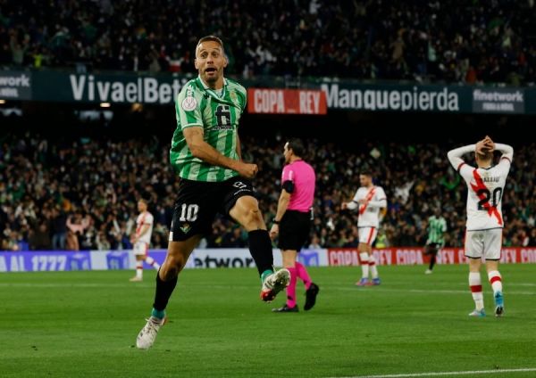 ريال بيتيس يضرب موعدا مع فالنسيا في نهائي كأس الملك