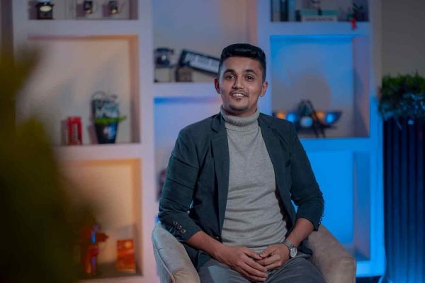 فنان يمني شاب يعزف أغاني للسلام