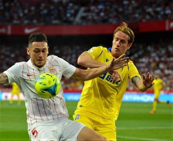 إشبيلية يتعثر في معقله أمام قادش ويهدر نقطتين ثمينتين بالدوري الإسباني