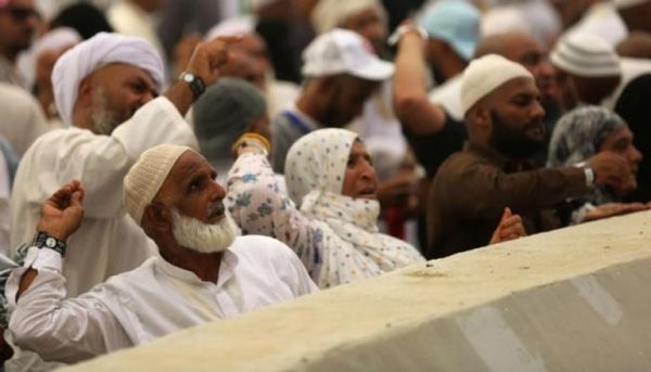 أول أيام التشريق.. حجاج بيت الله يواصلون رمي الجمرات في منى