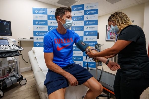 ليفاندوفسكي يجتاز الكشف الطبي في برشلونة