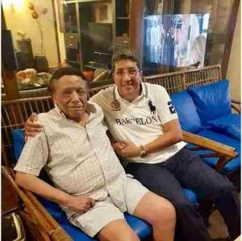 صورة لعادل إمام تُشعل مواقع التواصل حول صحته.. والحقيقة مفاجأة