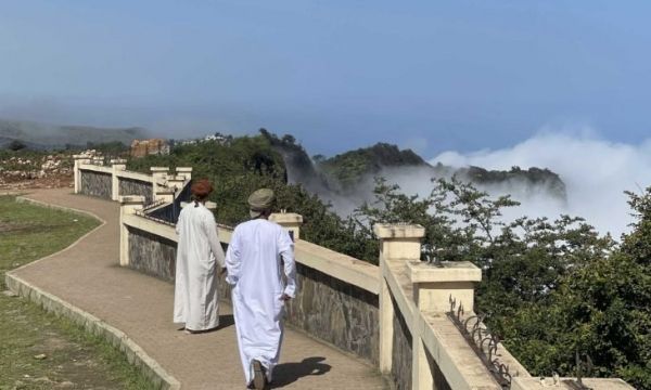 جبال شعت في عُمان: البحر والخضرة والسحاب