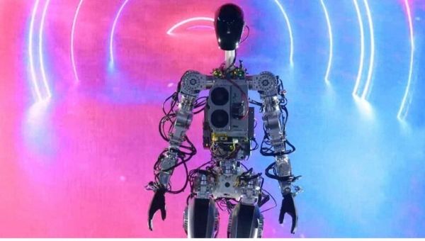 ماسك يكشف عن نموذج واعد لروبوت على هيئة إنسان
