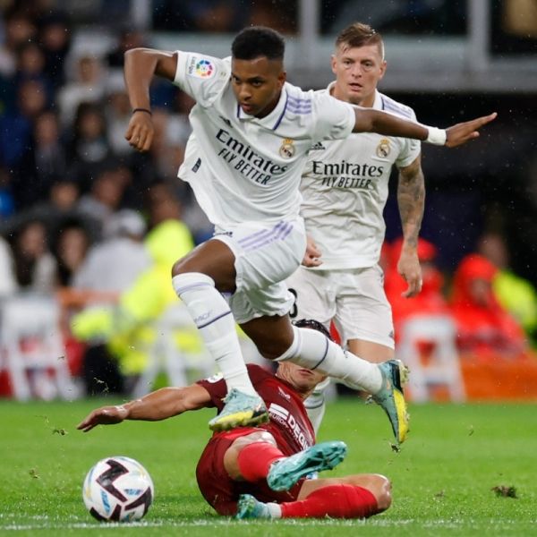 الريال يعزز صدارته في الدوري الإسباني بثلاثية في شباك إشبيلية