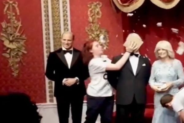 تلطيخ تمثال الملك تشارلز بـ”الكيك” في متحف الشمع