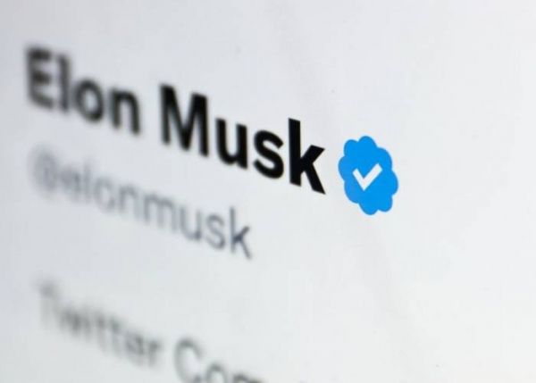 إيلون ماسك: 8 دولارات رسوما شهرية للحسابات الموثقة في "تويتر"