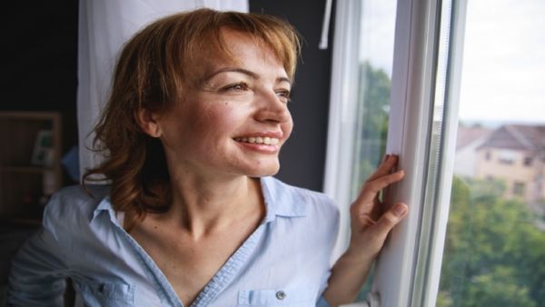 عوامل رئيسية يمكن أن تساعدك على الاستيقاظ وأنت تشعر بالسعادة