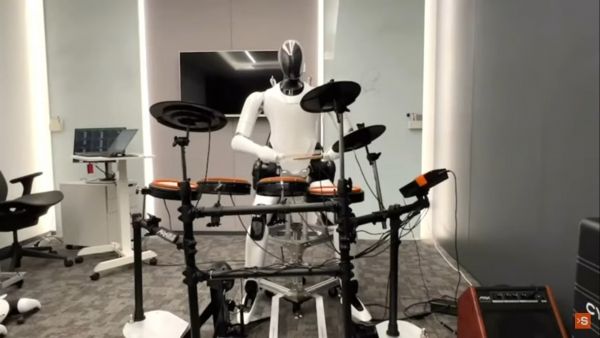 شاومي تعرض فيديو للروبوت سايبر ون يعزف على الطبول