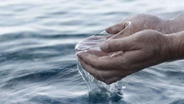 باحثون يبتكرون نظاماً يحوّل بُخار المحيطات إلى مياه شرب