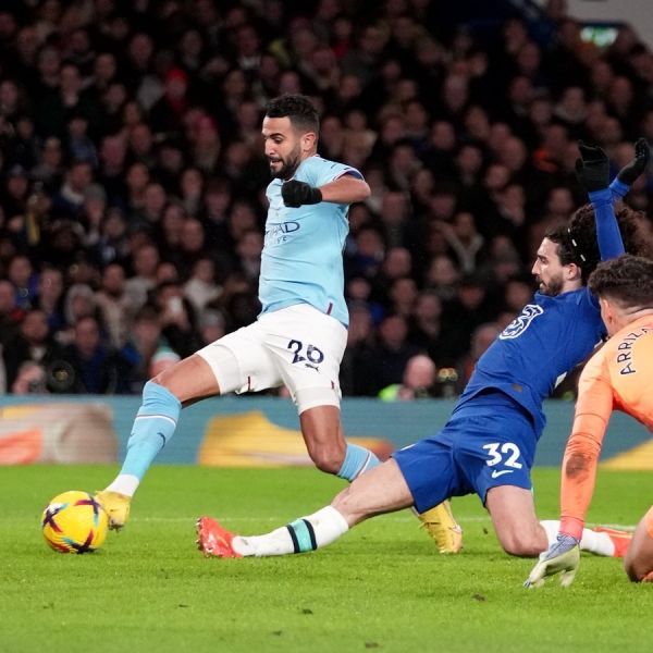 رياض محرز يقود مانشستر سيتي لفوز ثمين على تشلسي