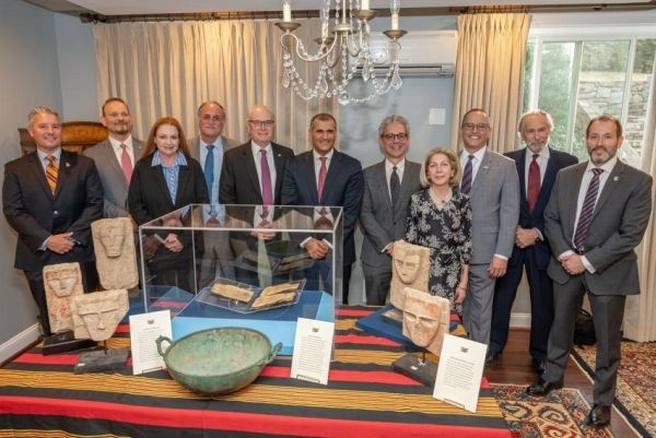 الحكومة اليمنية تستعيد قطعا أثرية ومخطوطة قرآنية مهربة من أمريكا