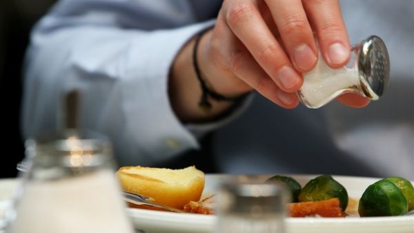 لتجنب الإصابة بالقلب والسرطان.. نصائح لتقليل الملح في الطعام