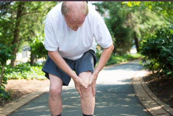 آلام الركبة.. الأعراض وسبل العلاج