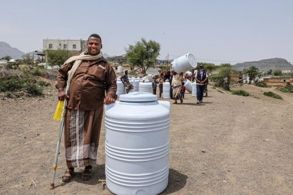 خزانات المياه تنفس عن الأسر النازحة جنوب تعز