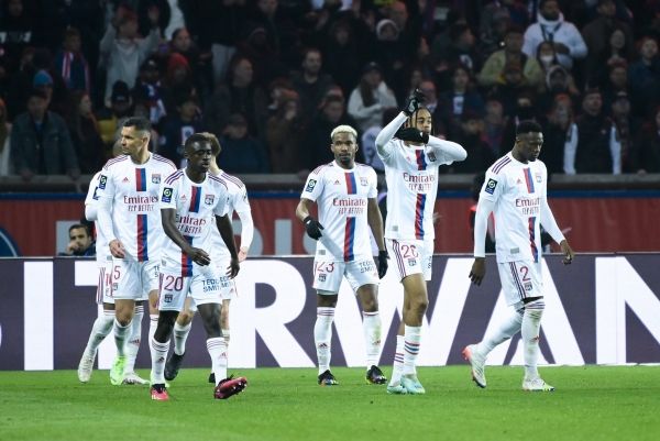 ليون يهزم سان جيرمان ويُشعل المنافسة على لقب الدوري الفرنسي