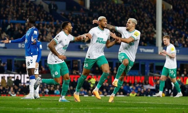 الدوري الإنجليزي.. نيوكاسل يتمسّك بالمركز الثالث بفوز كبير على إيفرتون