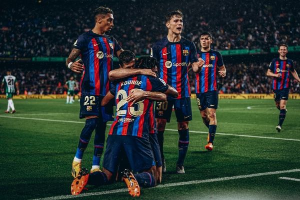 برشلونة يقترب أكثر من لقب الدوري الإسباني بفوز عريض على بيتيس