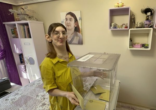 انتخابات تركيا.. أطول امرأة في العالم تدلي بصوتها