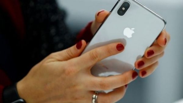 روسيا تتهم أمريكا باختراق الآلاف من هواتف "أبل"