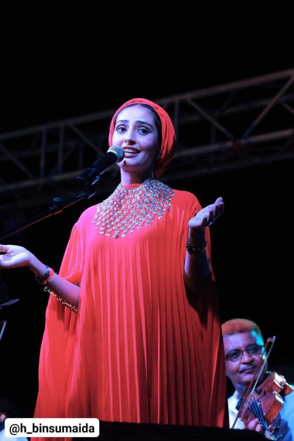 الفنانة هاجر نعمان: مهرجان البلدة السياحي بالمكلا كان رائعا بالحضور الجماهيري الكبير