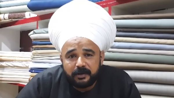 مصري يتباهى بعمامته.. طولها ستة أمتار!